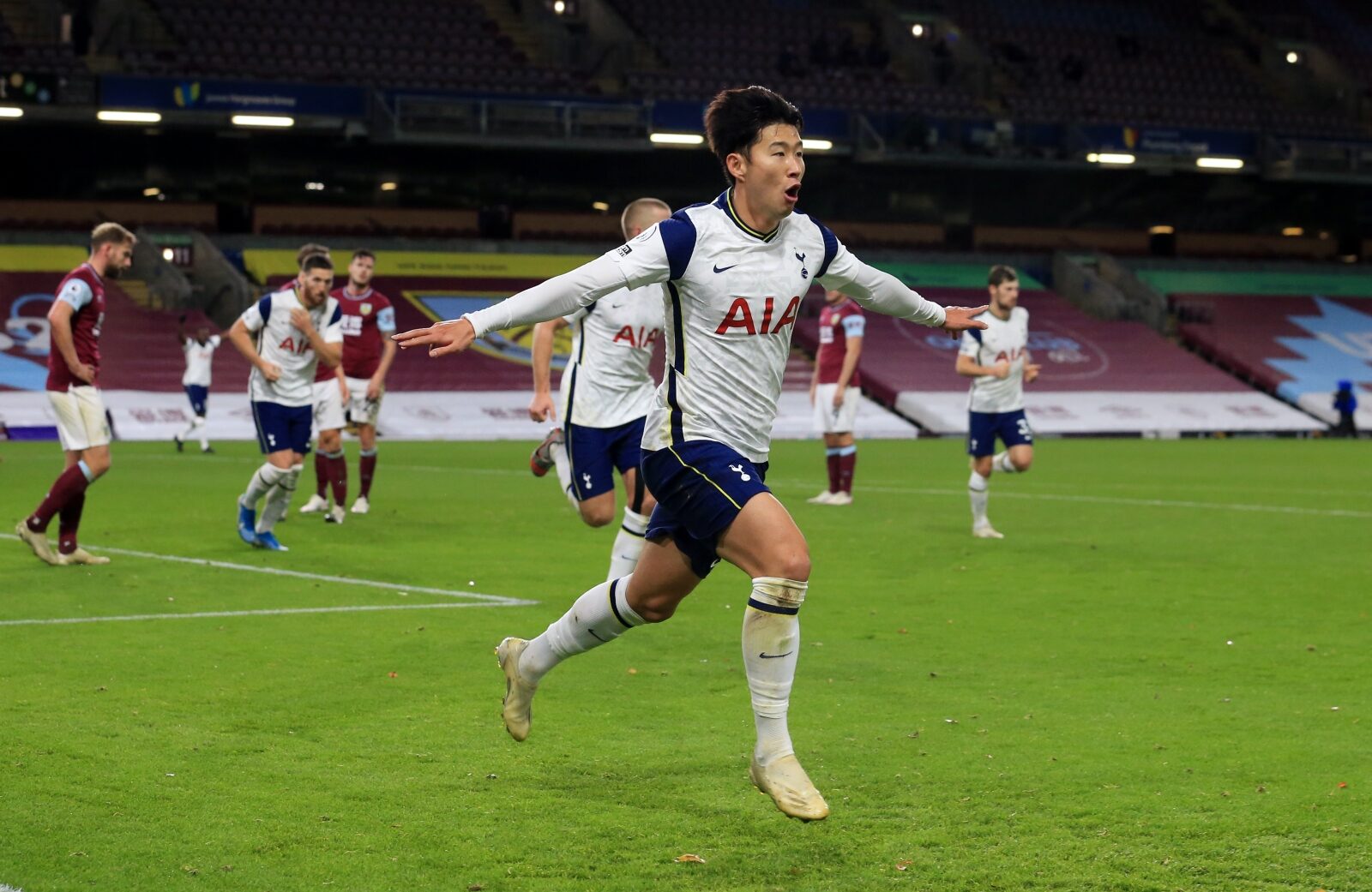 Tottenham tỏa sáng nhờ cú đá phạt từ Son Heung-min