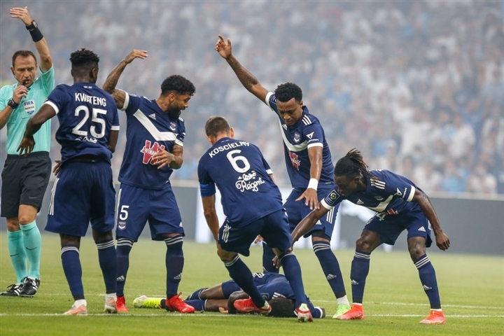 Tiền đạo Samuel Kalu ngã gục khi tranh đấu với Marseille