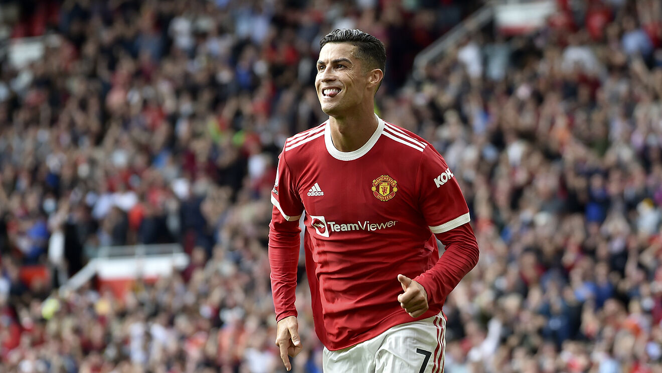 Ronaldo ra mắt đỉnh cao trong màu áo Quỷ đỏ