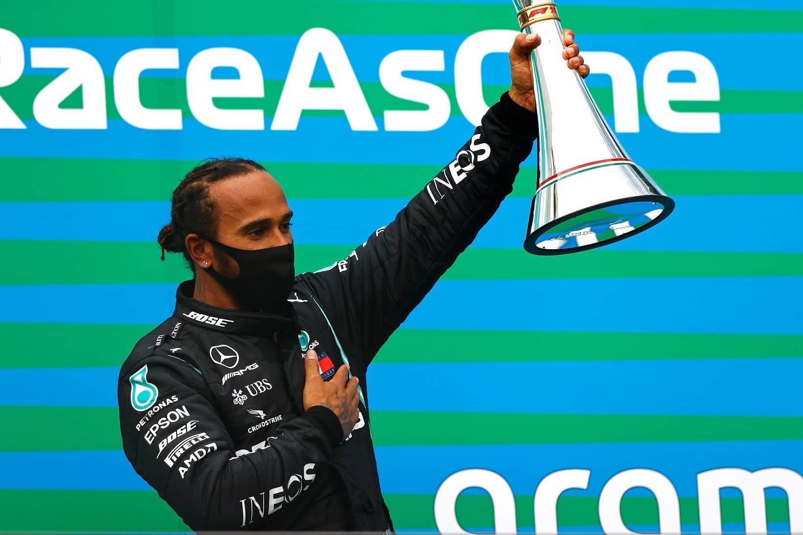 Hamilton giành chiến thắng trong trận mở màn F1 như thế nào?