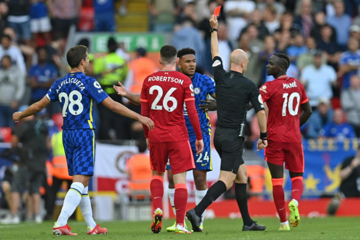 Reece James nhận thẻ đỏ trong trận đấu với Liverpool
