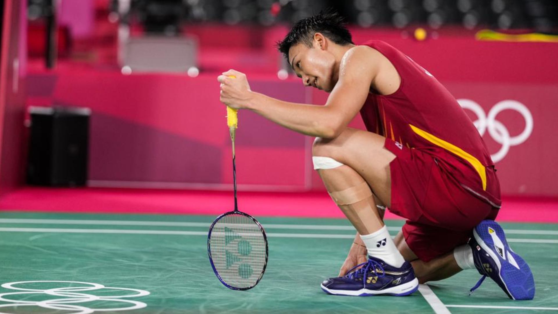 Tay vợt Kento Momota để thua Heo Kwang-hee ở vòng bảng Olympic