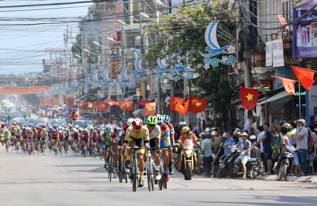 Võ Minh Gia Bảo cán đích đầu tiên ở chặng 15 giải đua xuyên Việt