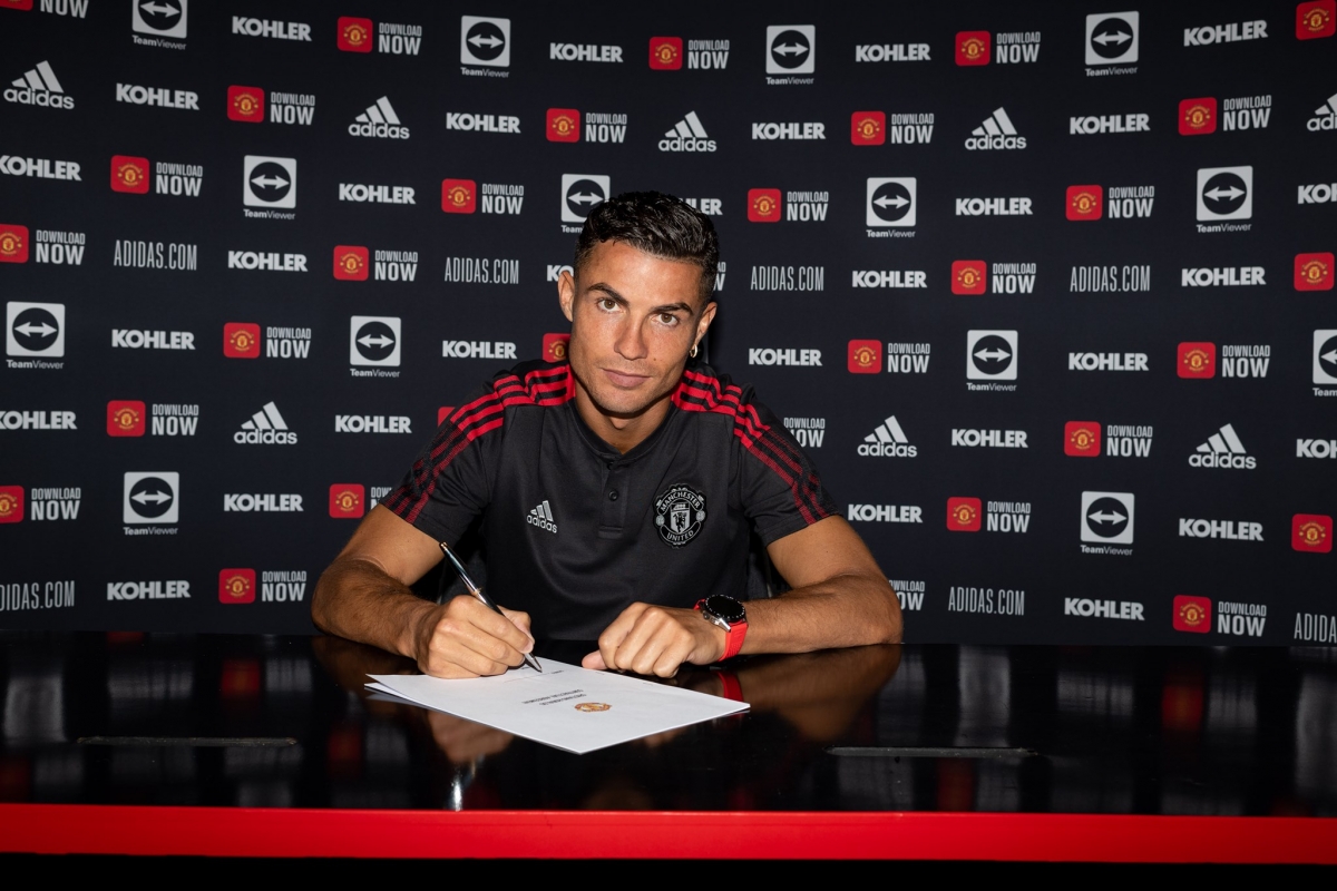Ronaldo sắp đem về 3 hợp đồng mới cho MU