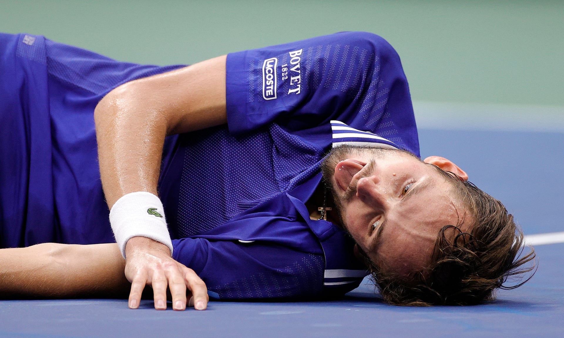 Medvedev áp đảo Djokovic trong trận chung kết dài hơn hai tiếng