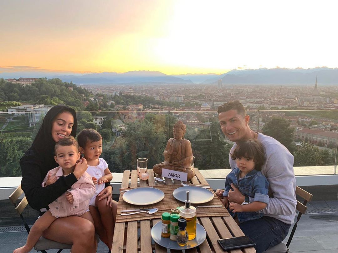 Georgina và các thành viên trong gia đình Ronaldo cũng mới vừa di chuyển tới Manchester