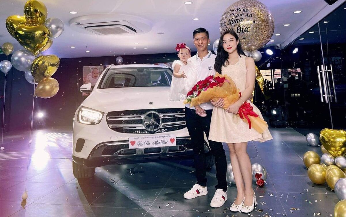 Phan Văn Đức tặng vợ xe ô tô sau khi trở về nhà