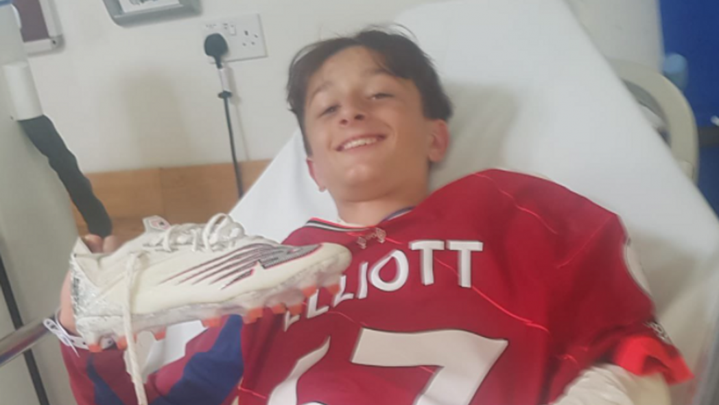 Harvey Elliott tặng áo đấu ở Liverpool cho bệnh nhân cùng phòng