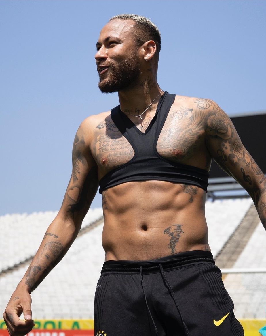 Neymar Jr khoe cơ bụng sau khi bị chê béo
